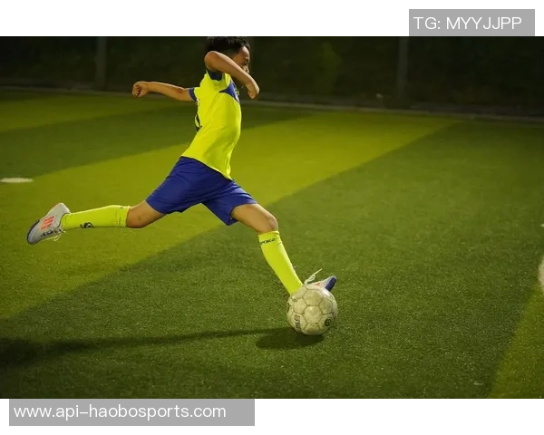 每天在绿茵场上挥洒汗水我与足球的亲密日常与成长故事